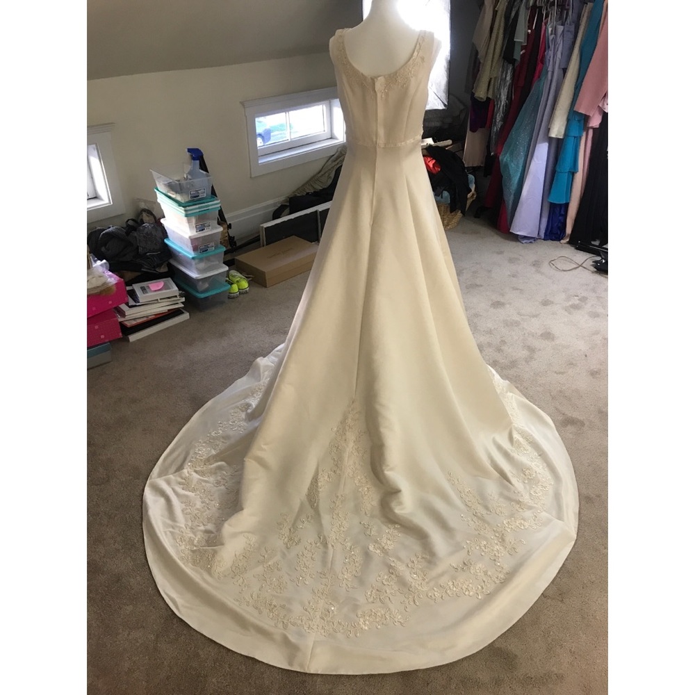 ALFRED ANGELO Wedding Dress - Picture 5 of 8